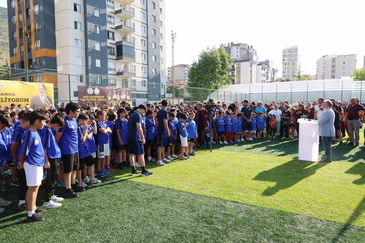 TALAS BELEDİYESPOR YAZ SPOR OKULLARI’NIN AÇILIŞI COŞKULU BİR PROGRAMLA GERÇEKLEŞTİRİLDİ.
