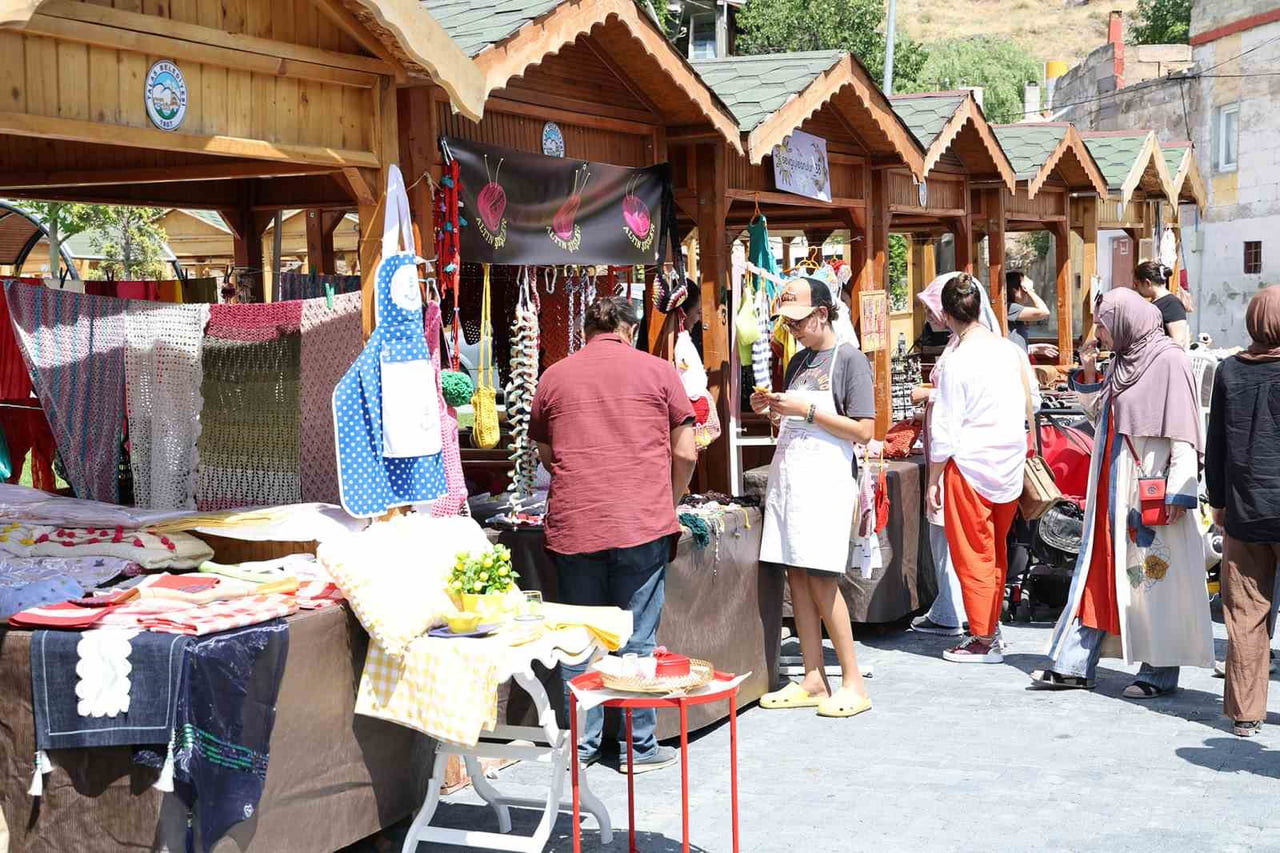 TALAS’IN KLASİKLERİ ARASINA GİREN MAHARETLİ ELLER KADIN ÜRETİCİ PAZARI, BU PAZAR GÜNÜ DE...