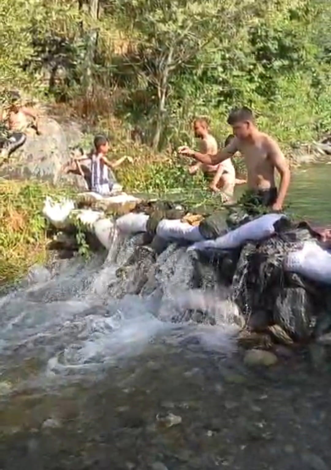 TAMAMEN İMECE USULÜYLE HAZIRLANAN HAVUZ, KISA SÜREDE KÖYDEKİ ÇOCUKLARIN EN GÖZDE BULUŞMA NOKTASI...