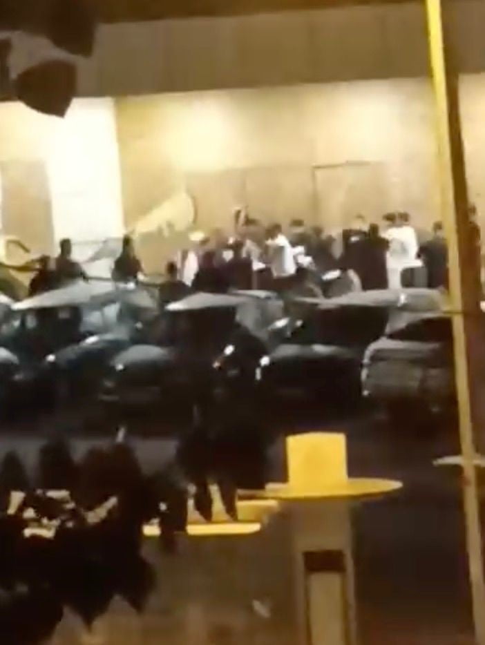 TARAFLARIN BİRBİRLERİNE TEKME, YUMRUK, SOPA VE REKLAM FLAMALARININ DİREKLERİYLE SALDIRDIĞI ANLAR...