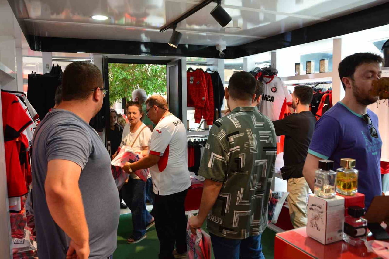 TARAFTARLAR KENTTEKİ FORMA SATIŞI YAPILAN MAĞAZALARDA YOĞUNLUK OLUŞTURDU