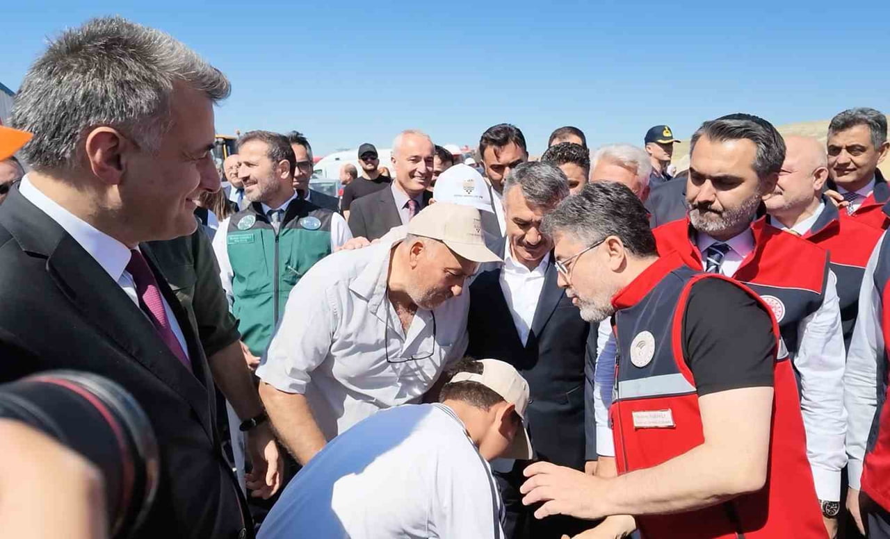 TARIM VE ORMAN BAKANI İBRAHİM YUMAKLI'NIN, KIRIKKALE'NİN KARAKEÇİLİ İLÇESİNDEKİ HASAT PROGRAMINDA...