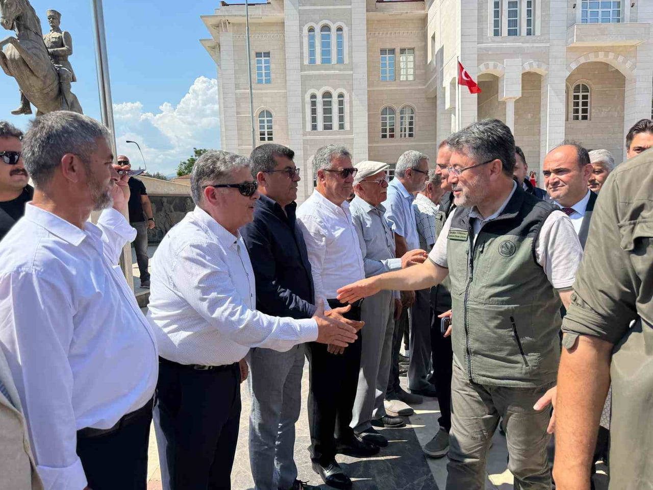TARIM VE ORMAN BAKANI İBRAHİM YUMAKLI, İLÇE GİRİŞİNDE DAVUL VE ZURNA EŞLİĞİNDE, YOĞUN KATILIMLI...