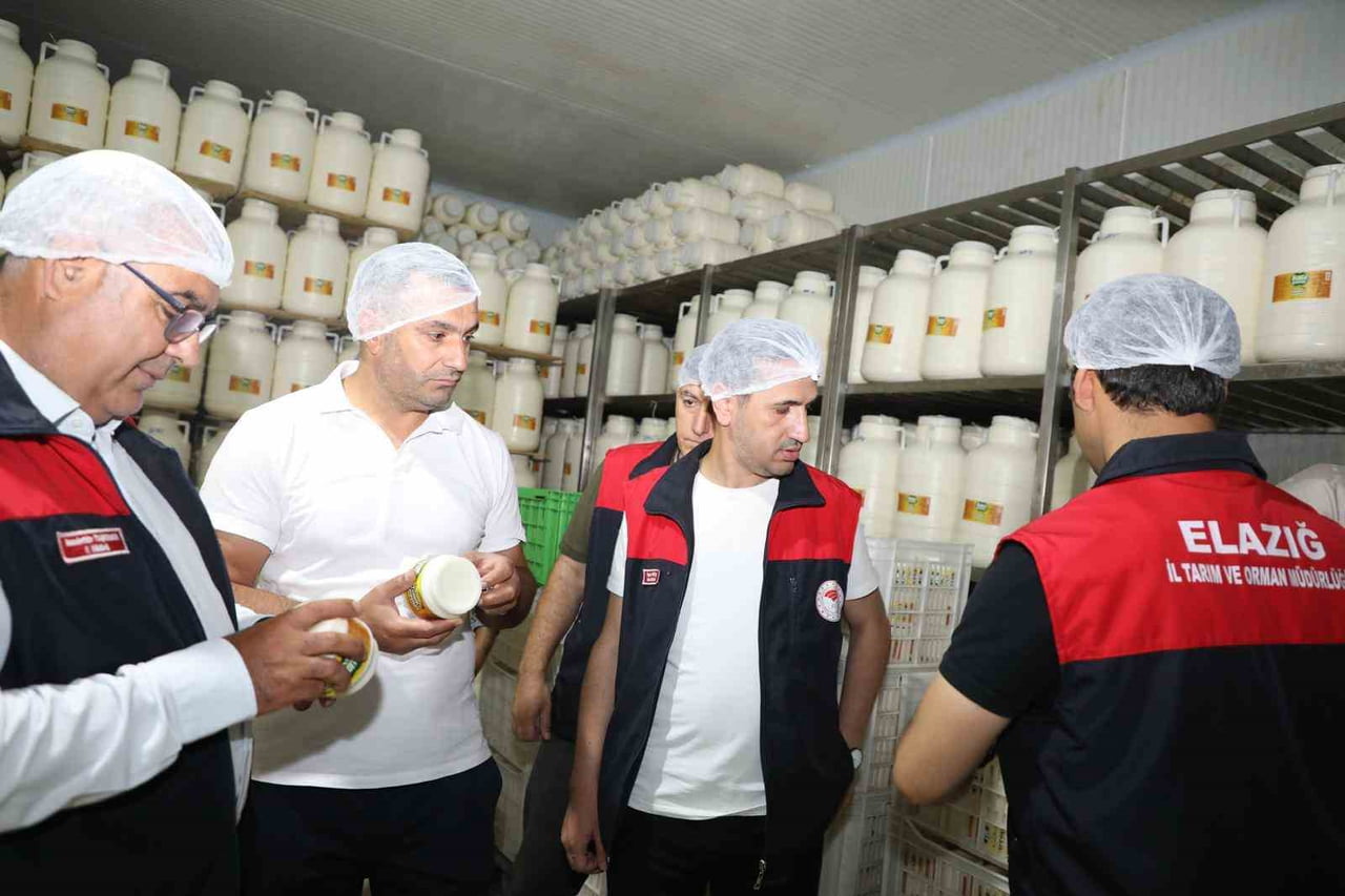 TARIM VE ORMAN İL MÜDÜRLÜĞÜ EKİPLERİ İLE ŞAVAK-DER BAŞKANI, KENTTEKİ TULUM PEYNİRİ ÜRETİM TESİSİNİ...