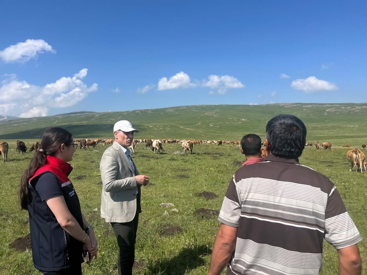 TARIM VE ORMAN MÜDÜRÜ ENVER AYDIN, 2 BİN 500 RAKIMLI SUSUZ YAYLASI’NDA ÜRETİCİLERLE...