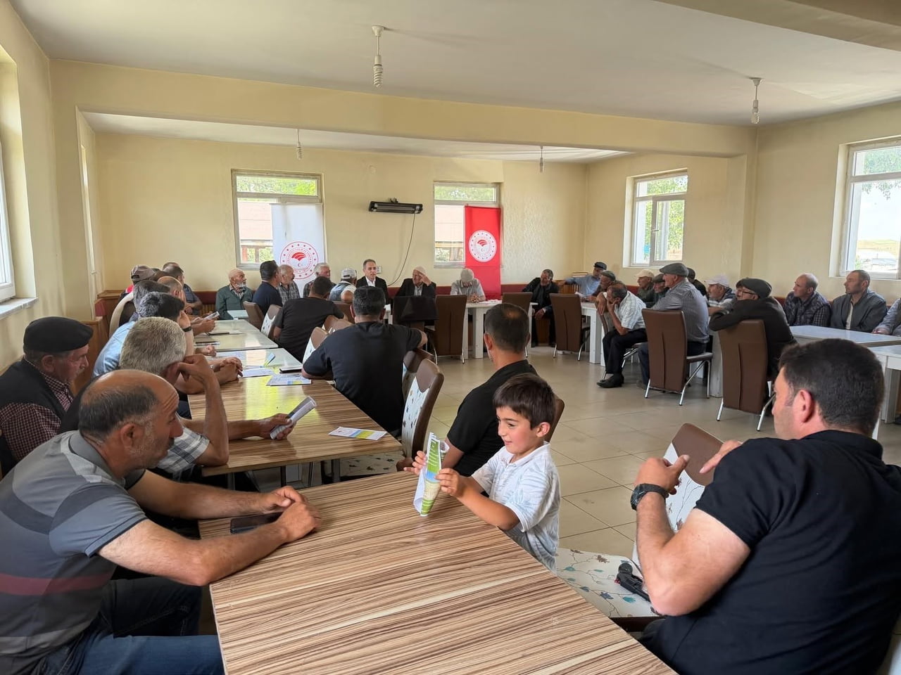 TARIM VE ORMAN MÜDÜRÜ ENVER AYDIN ÜRETİCİLERLE BULUŞTU(KARS-İHA)