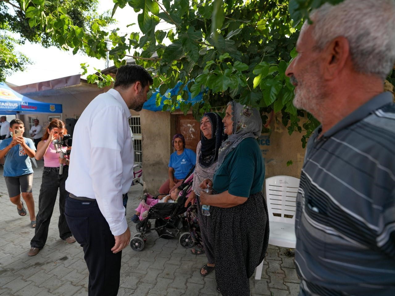 TARSUS BELEDİYE BAŞKANI ALİ BOLTAÇ, KIRSAL MAHALLELERDE YÜRÜTÜLEN YOL ÇALIŞMALARINI YERİNDE...