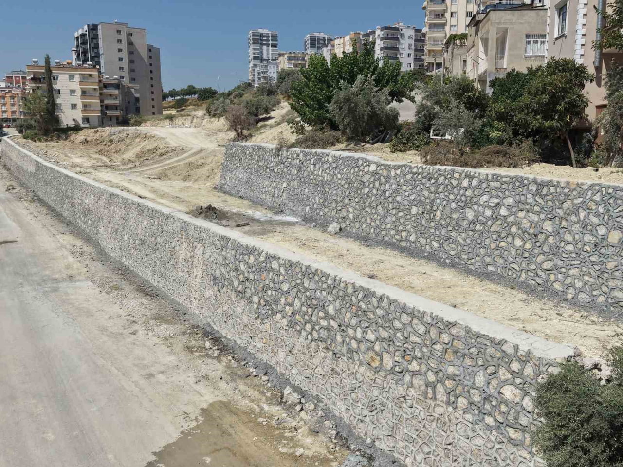 TARSUS BELEDİYESİ, ŞEHİTLER TEPESİ MAHALLESİ'NDE OLASI TOPRAK KAYMALARINA KARŞI 240 METRE...