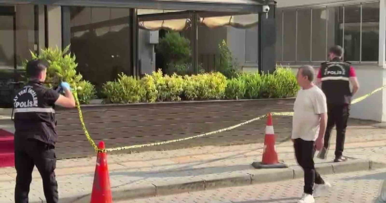 TARTIŞMANIN ARDINDAN 2 KİŞİ, BİR EVİN GİRİŞİNE SİLAHLA ATEŞ AÇARAK KAÇTI. İHBAR ÜZERİNE BÖLGEYE...