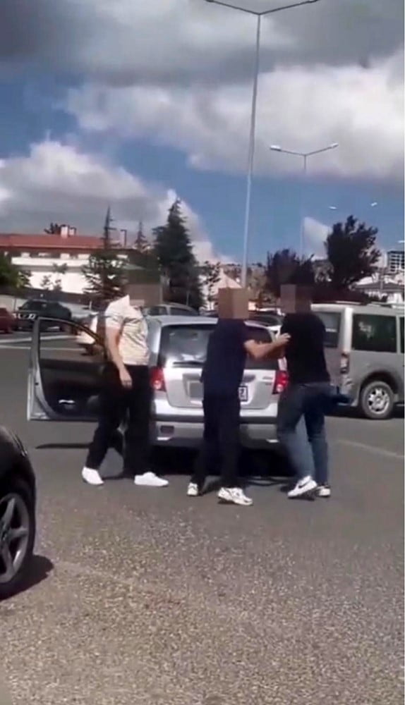 TARTIŞMANIN BÜYÜMESİYLE ARACINDAN İNEN K.S., DİĞER SÜRÜCÜYÜ DARBETMEYE BAŞLADI.