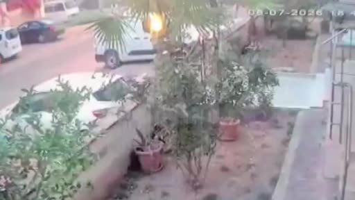 Tartıştığı kişinin üzerine aracı sürüp kapıya sıkıştırdı: O anlar kamerada