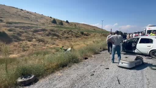 Tatvan'da iki otomobil çarpıştı: 6 yaralı