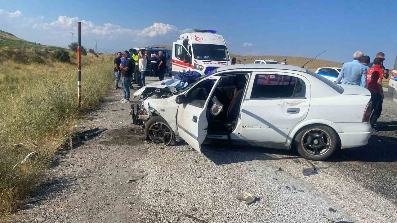 TATVAN İLÇESİNDE İKİ OTOMOBİLİN ÇARPIŞMASI SONUCU 6 KİŞİ YARALANDI.