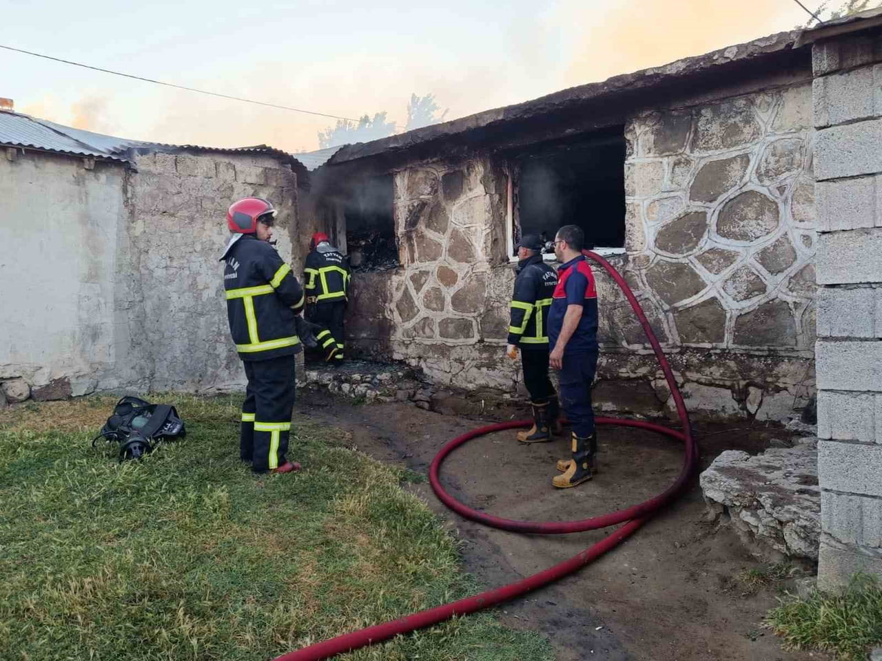 TATVANDA EV YANGINI 22 KİŞİLİK AİLE SON ANDA KURTARILDI
