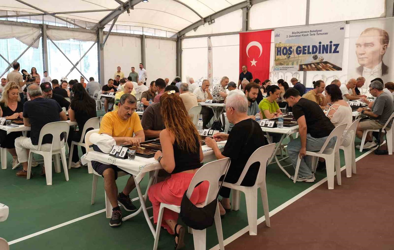 TAVLA TUTKUNLARI BÜYÜKÇEKMECE’DE 3. GELENEKSEL KLASİK TAVLA TURNUVASI’NDA BİR ARAYA GELDİ. 128...