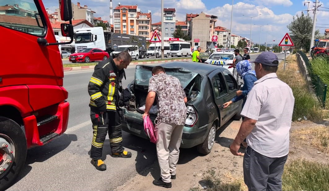 TAVŞANLI'DA KAMYONUN ÇARPTIĞI OTOMOBİLDEKİ 2 ÇOCUK YARALANDI
