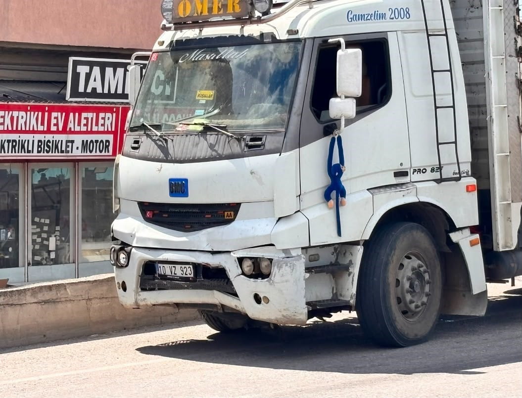 TAVŞANLI'DA KAMYONUN ÇARPTIĞI OTOMOBİLDEKİ 2 ÇOCUK YARALANDI