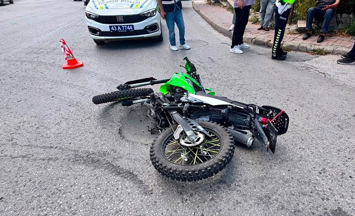 TAVŞANLI'DA OTOMOBİL İLE MOTOSİKLET ÇARPIŞTI: 1 YARALI