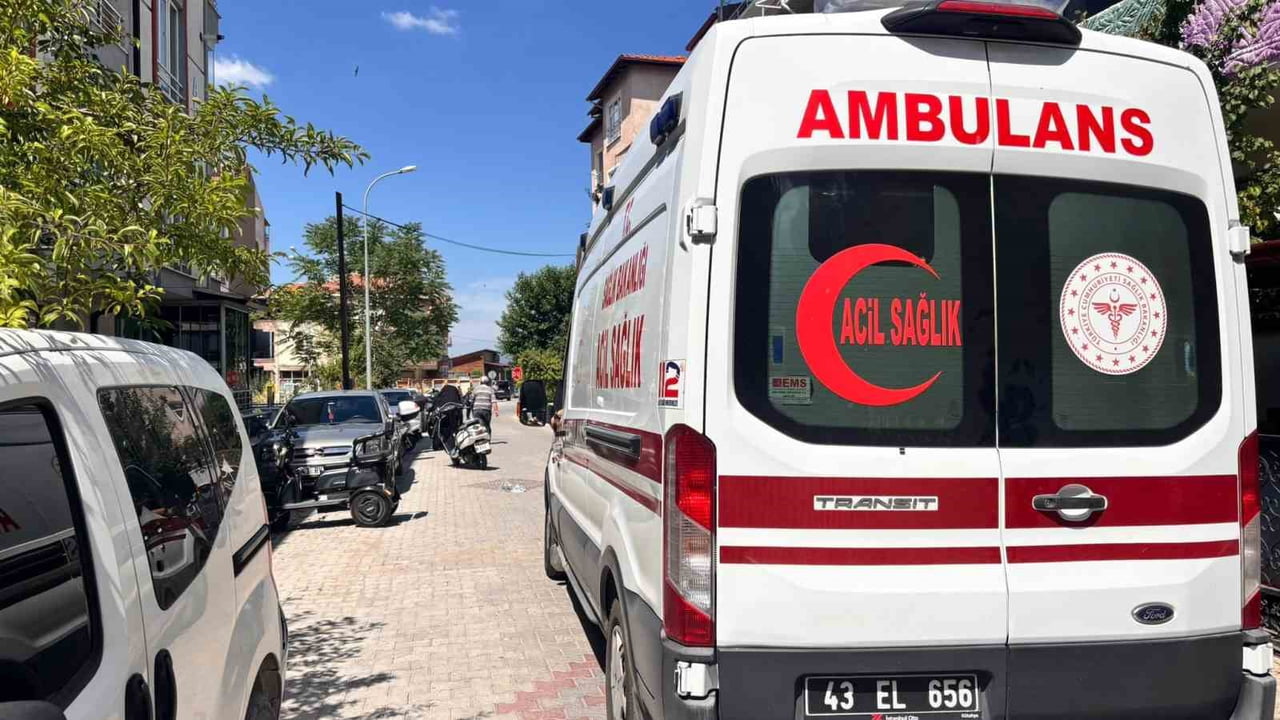 TAVŞANLI'DA OTOMOBİL İLE MOTOSİKLET ÇARPIŞTI: 1 YARALI