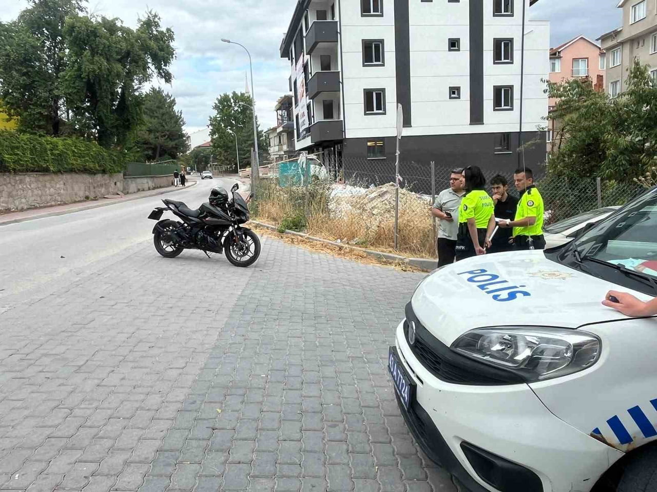 TAVŞANLI'DA OTOMOBİL İLE MOTOSİKLET ÇARPIŞTI: 1 YARALI