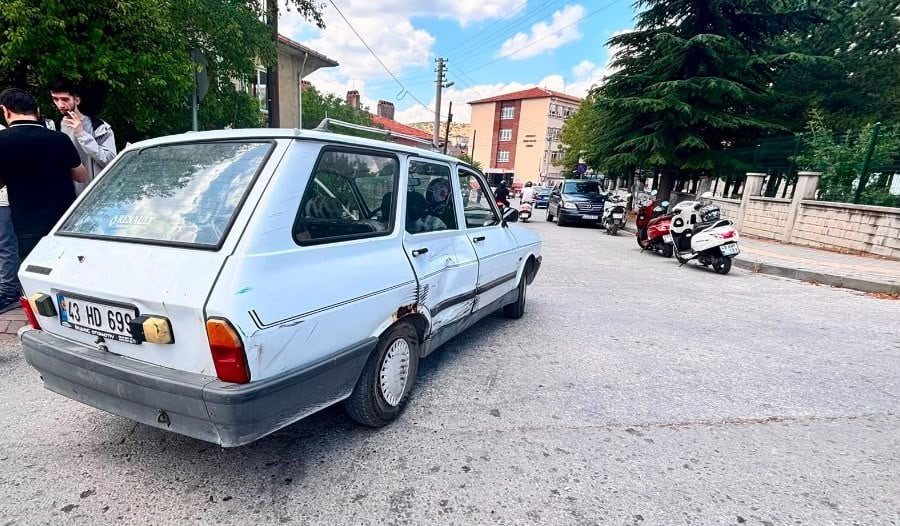 TAVŞANLI'DA OTOMOBİL İLE MOTOSİKLET ÇARPIŞTI: 1 YARALI