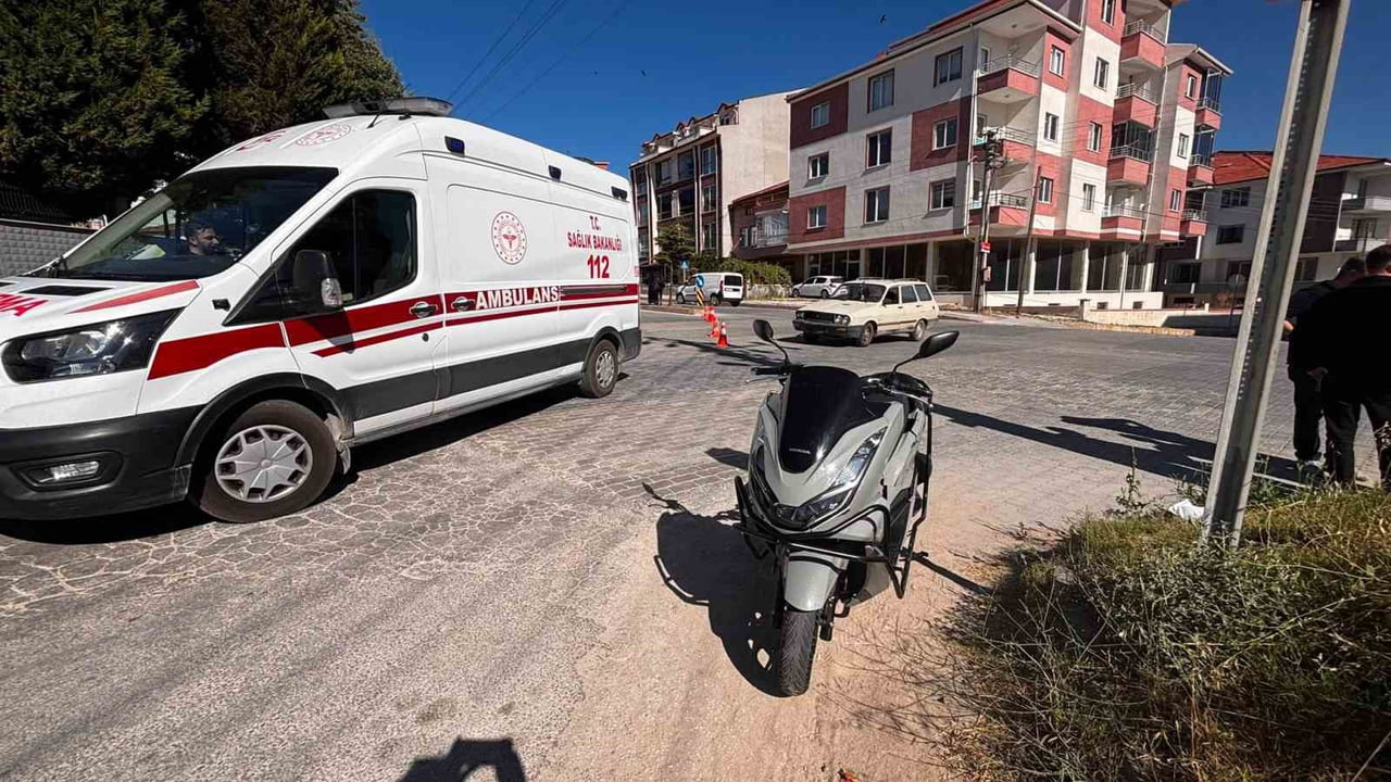 TAVŞANLI'DA OTOMOBİL İLE MOTOSİKLET ÇARPIŞTI: 2 YARALI