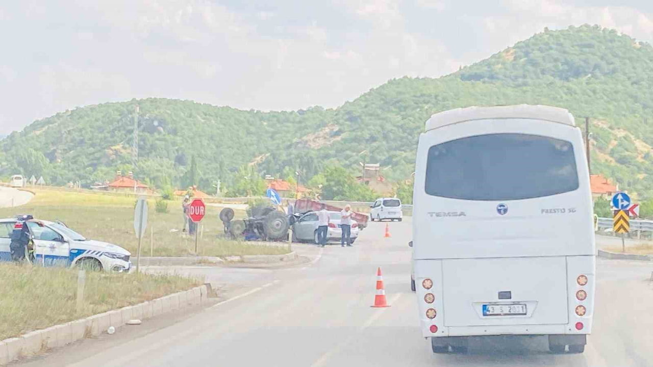 TAVŞANLI'DA OTOMOBİL İLE TRAKTÖR ÇARPIŞTI: 3 YARALI