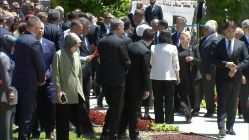 TBMM Başkanı Kurtulmuş 15 Temmuz şehitler anıtına karanfil bıraktı