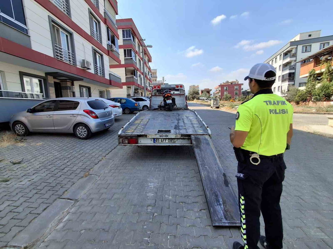 TEHLİKELİ HAREKETLERİN YAPILDIĞI MOTOSİKLET İSE 60 GÜN SÜREYLE TRAFİKTEN MEN EDİLDİ.