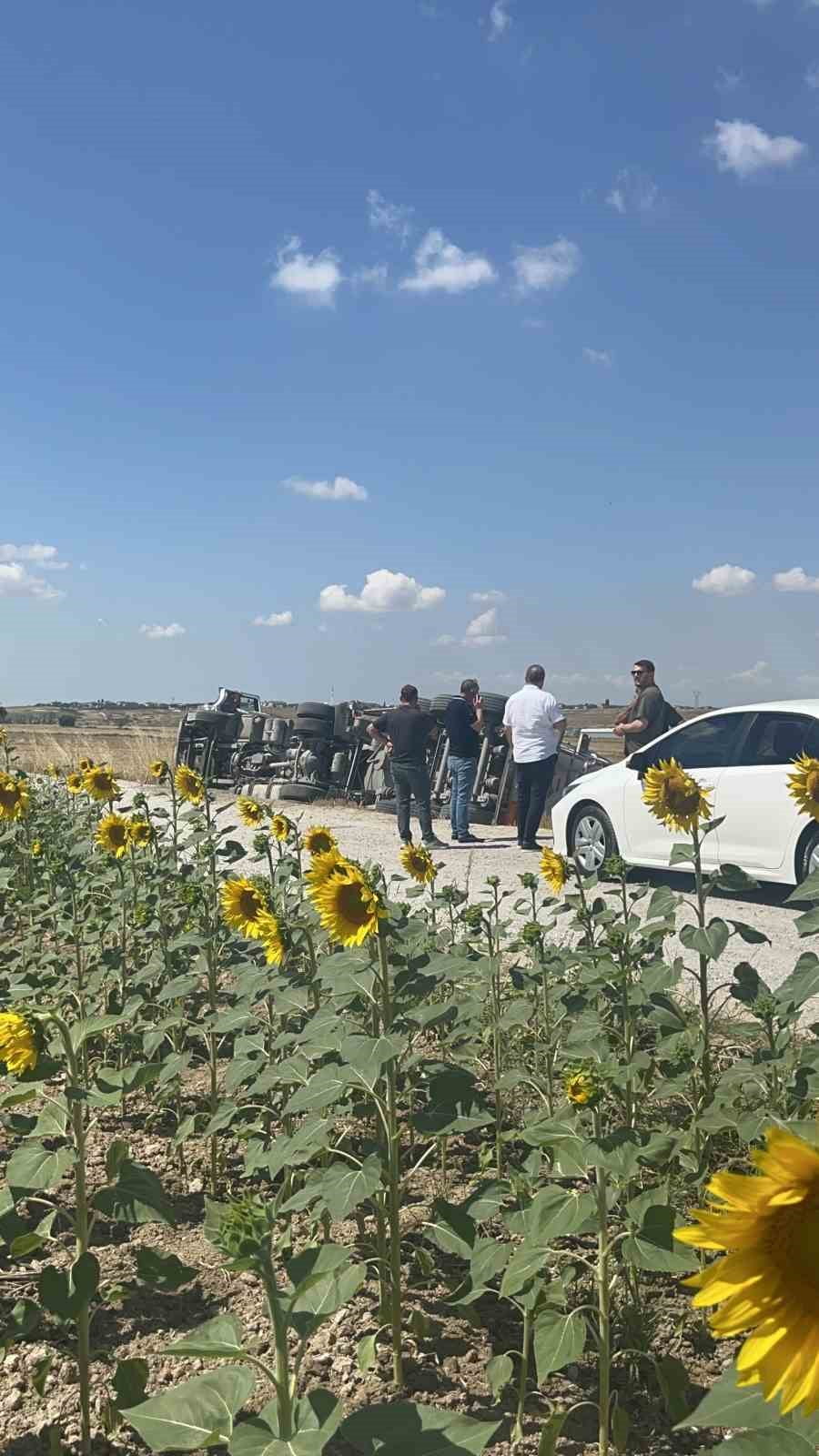 TEKİRDAĞ'DA DEVRİLEN TIRIN SÜRÜCÜSÜ YARALANDI