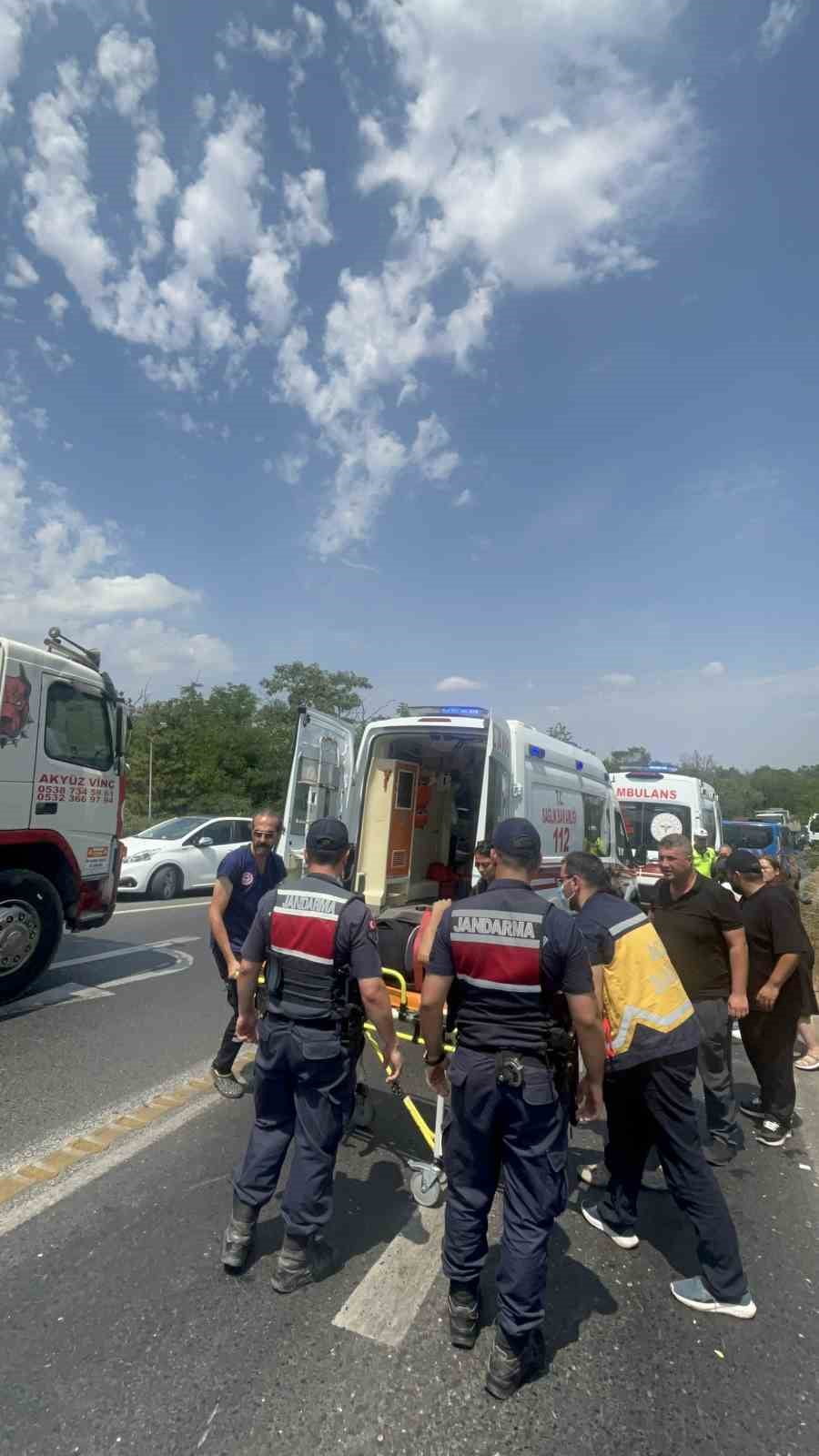 TEKİRDAĞ'DA KONTROLDEN ÇIKARAK DEVRİLEN MOTOSİKLETTEKİ 1'İ ÇOCUK 3 KİŞİ YARALANDI.