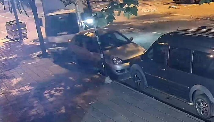 TEKİRDAĞ'DA SEYİR HALİNDEKİ BİR ARACIN PARK HALİNDEKİ KAMYONETE ÇARPIP KAÇTIĞI ANLAR KAMERAYA...