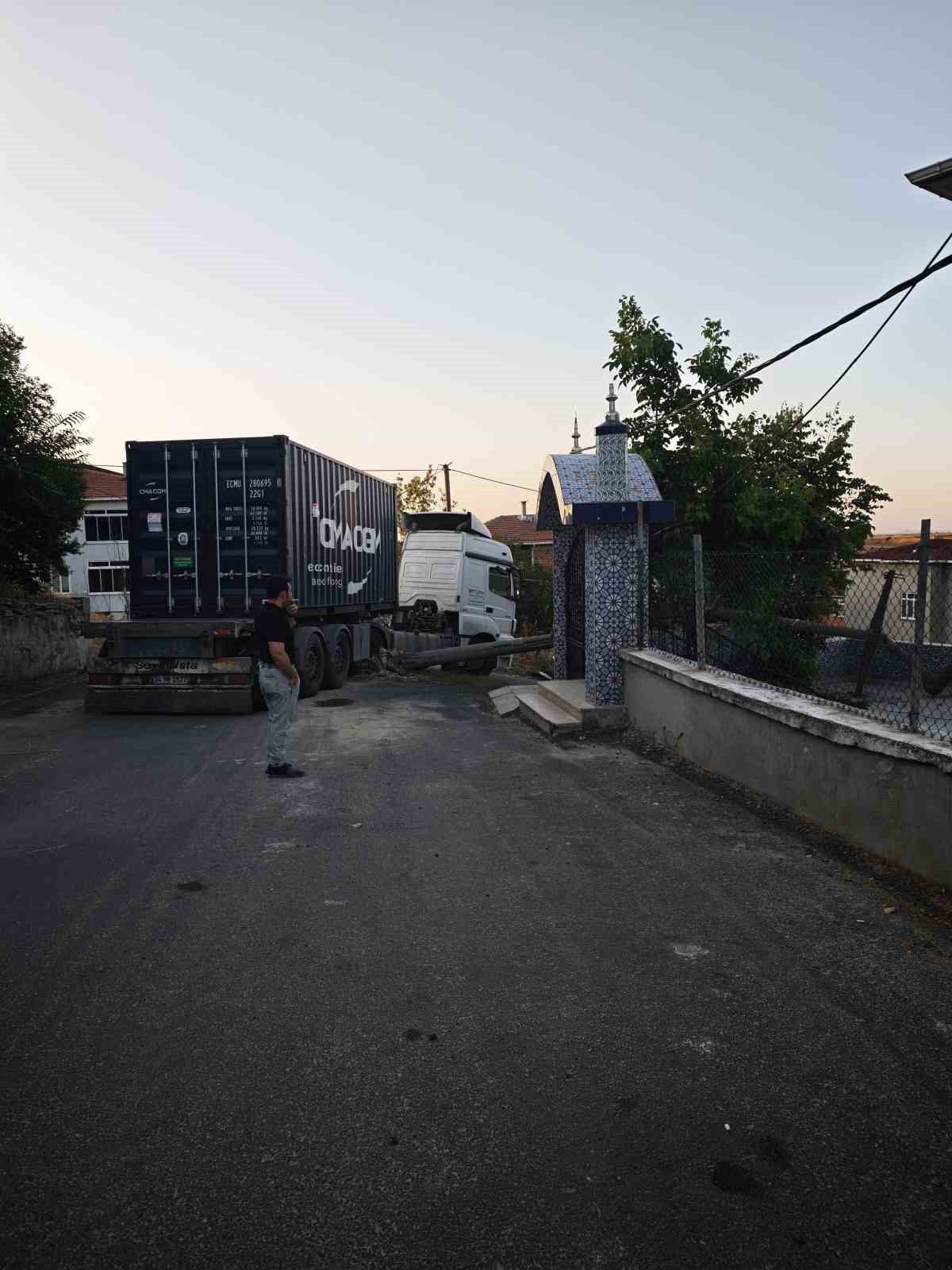 TEKİRDAĞ'DA TIRIN DÖNÜŞ ALDIĞI ESNADA ÇARPTIĞI ELEKTRİK DİREĞİNİN CAMİ AVLUSUNA DEVRİLDİĞİ ANLAR...