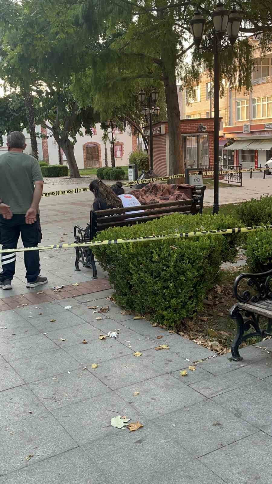 TEKİRDAĞ'DA UYUDUĞU BANKTA BATTANİYENİN ALTINDAN CANSIZ BEDENİ ÇIKTI