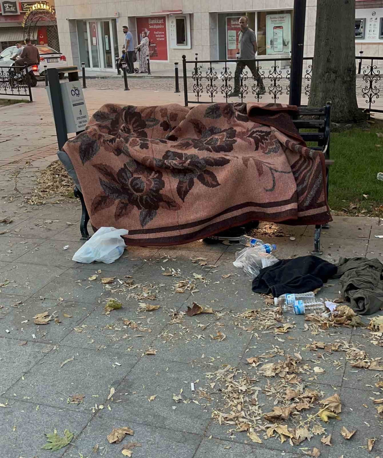 TEKİRDAĞ'DA UYUDUĞU BANKTA BATTANİYENİN ALTINDAN CANSIZ BEDENİ ÇIKTI
