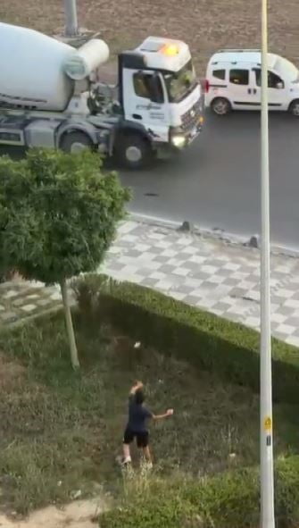 TEKİRDAĞ'IN ÇERKEZKÖY İLÇESİNDE İKİ KİŞİNİN SEYİR HALİNDEKİ TIR VE AĞIR TONAJLI ARAÇLARA TAŞ...
