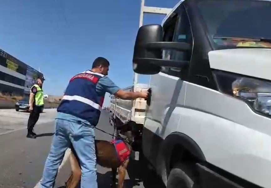 TEKİRDAĞ'IN ERGENE İLÇESİNDE JANDARMA EKİPLERİNCE GERÇEKLEŞTİRİLEN "DAR SOKAKLAR HUZUR VE GÜVEN...