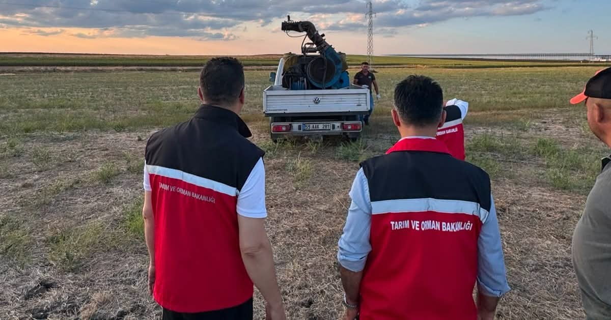 TEKİRDAĞ'IN MURATLI İLÇESİNDE ÇEKİRGELERİN ÜREME ALANI OLARAK BİLİNEN MERADA YÜRÜTÜLEN MÜCADELE...