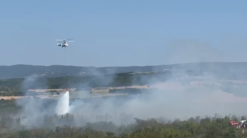 TEKİRDAĞ'IN ŞARKÖY İLÇESİNDE ANIZLIK ALANDA ÇIKAN YANGIN, RÜZGARIN ETKİSİYLE ORMANLIK ALANA...