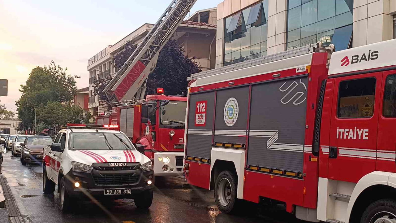 TEKİRDAĞ'IN SÜLEYMANPAŞA İLÇESİNDE BİR İŞLETMEDEN YÜKSELEN YOĞUN DUMAN, ÇEVREDE KISA SÜRELİ PANİĞE...