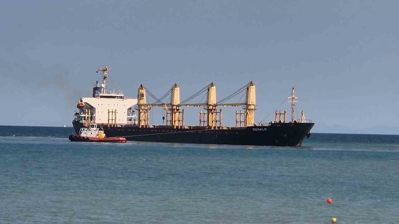 TEKİRDAĞ AÇIKLARINDA KARAYA OTURAN, 27 BİN 500 TON ÇELTİK YÜKLÜ "REGALO" İSİMLİ YÜK GEMİSİNİN...