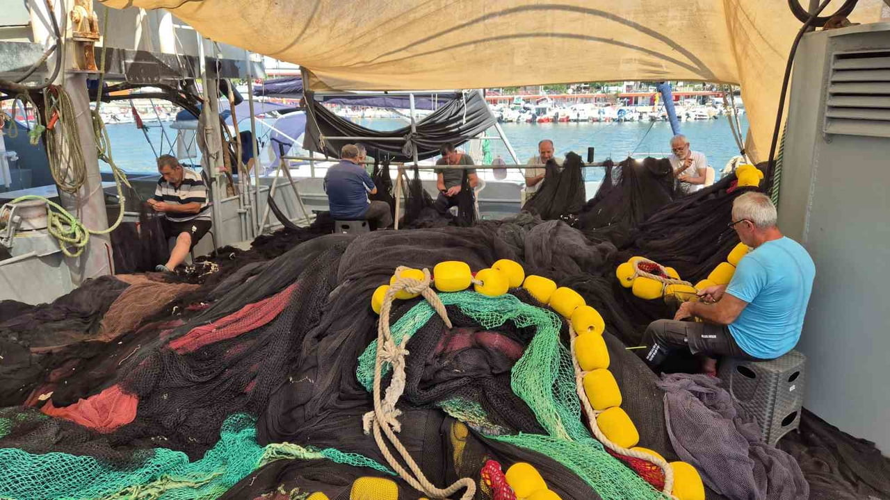 TEKİRDAĞ’DA BALIKÇILAR, AĞLARINI ONARARAK YENİ AV SEZONUNA HAZIRLANIYOR.