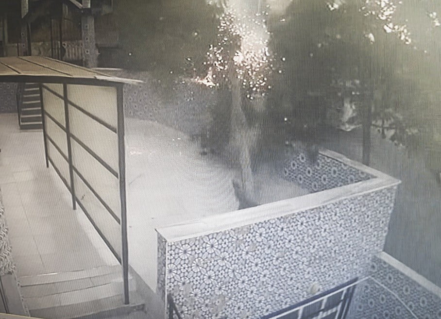 TEKİRDAĞ’DA TIRIN ÇARPTIĞI DİREĞİN CAMİ AVLUSUNA DEVRİLDİĞİ ANLAR KAMERADA