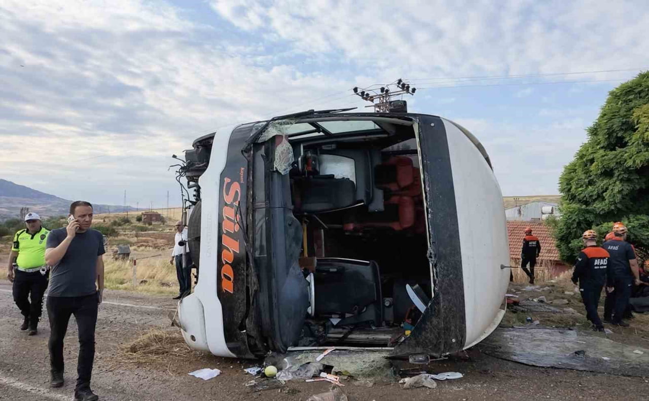 TEKİRDAĞ’DAN KAYSERİ İSTİKAMETİNE SEYİR HALİNDE OLAN SÜHA FİRMASINA AİT YOLCU OTOBÜSÜ KAZA YAPTI....