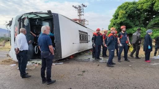 Tekirdağ’dan Kayseri istikametine seyir halinde olan yolcu otobüsü kaza yaptı: 41 yaralı