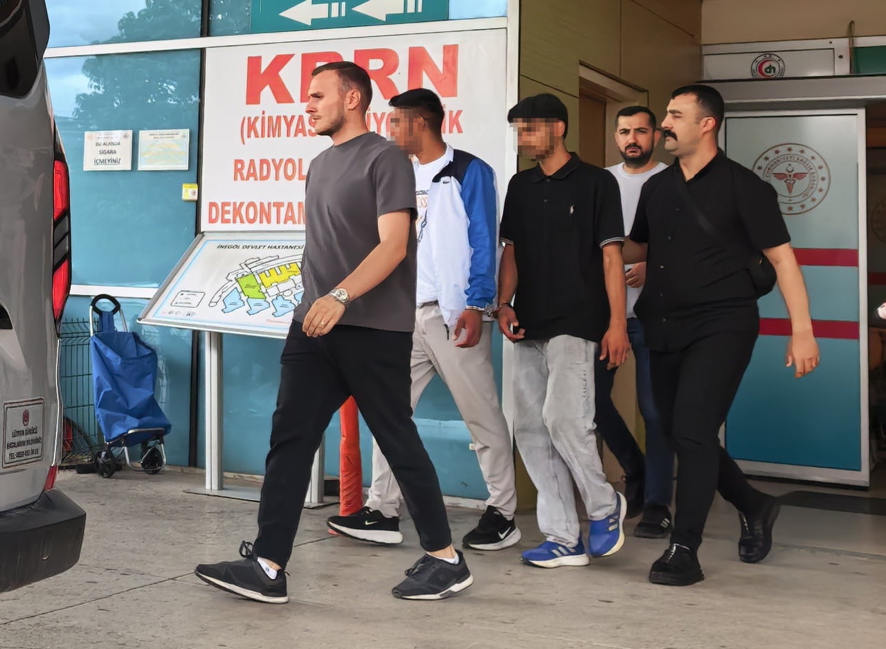 TEKME VE TOKATLARLA DARP ETTİKLERİ GENCİN KOLYESİNİ ÇALDILAR
