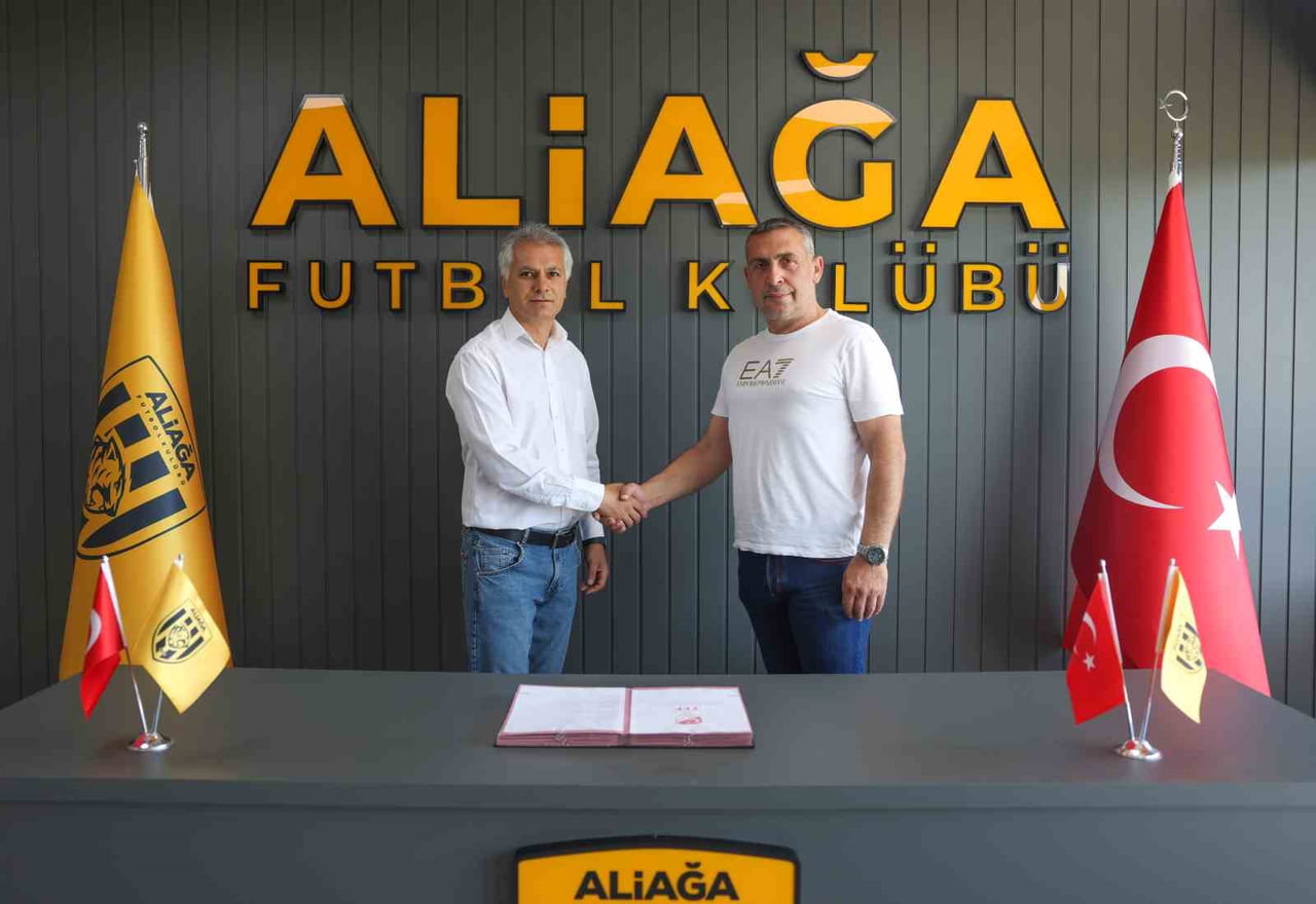 TEKNİK DİREKTÖR NAMET ATEŞ (SOLDAKİ), ALİAĞA FK BAŞKANI TURGAY METE (SAĞDAKİ) İLE 1 YILLIK ANLAŞMA...