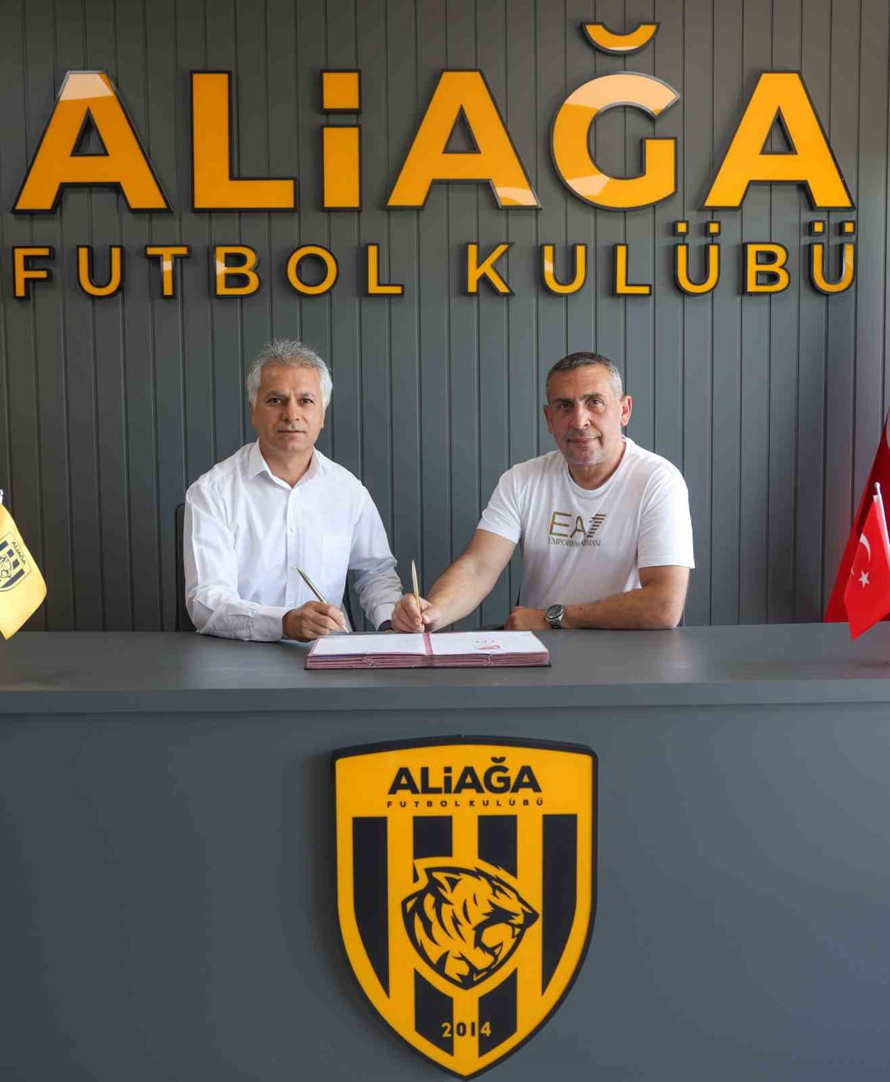 TEKNİK DİREKTÖR NAMET ATEŞ (SOLDAKİ), ALİAĞA FK BAŞKANI TURGAY METE (SAĞDAKİ) İLE 1 YILLIK ANLAŞMA...