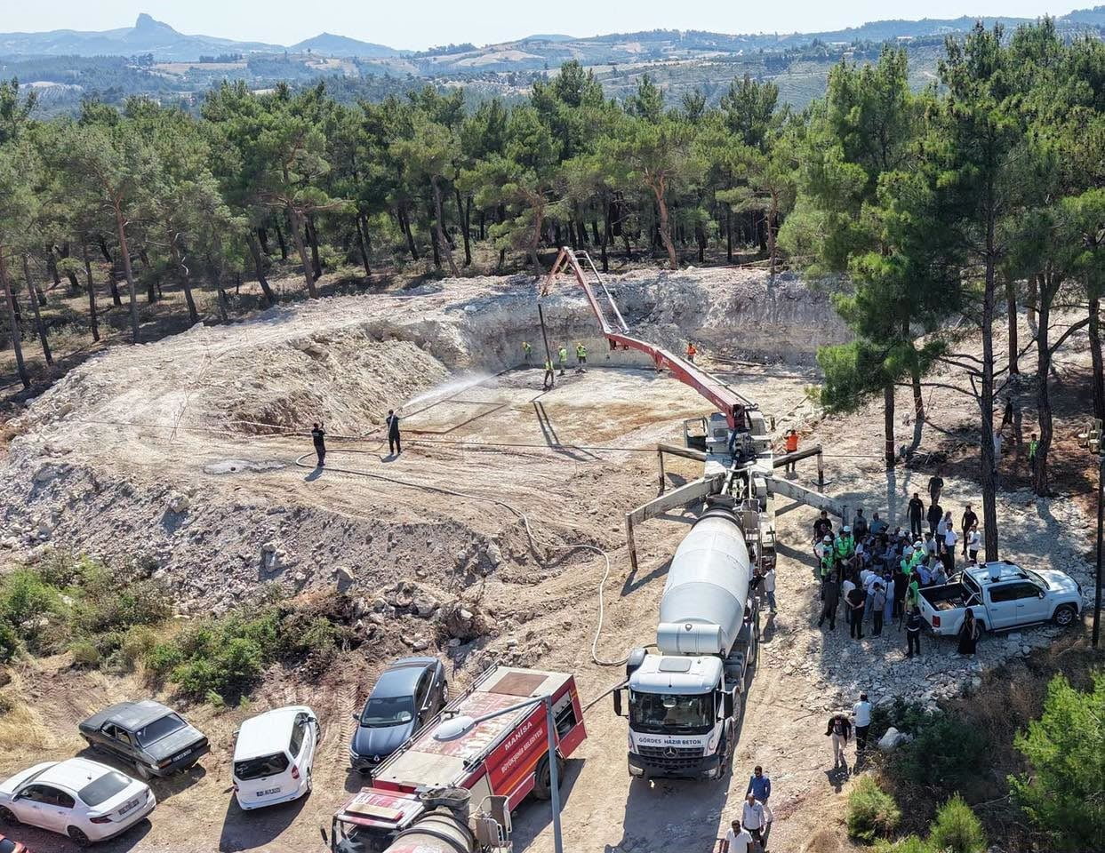 TEKNİK EKİPTEN ÇALIŞMALAR HAKKINDA BİLGİ ALAN HEYET, 1.500 METREKÜP KAPASİTELİ İÇME SUYU DEPOSUNUN...