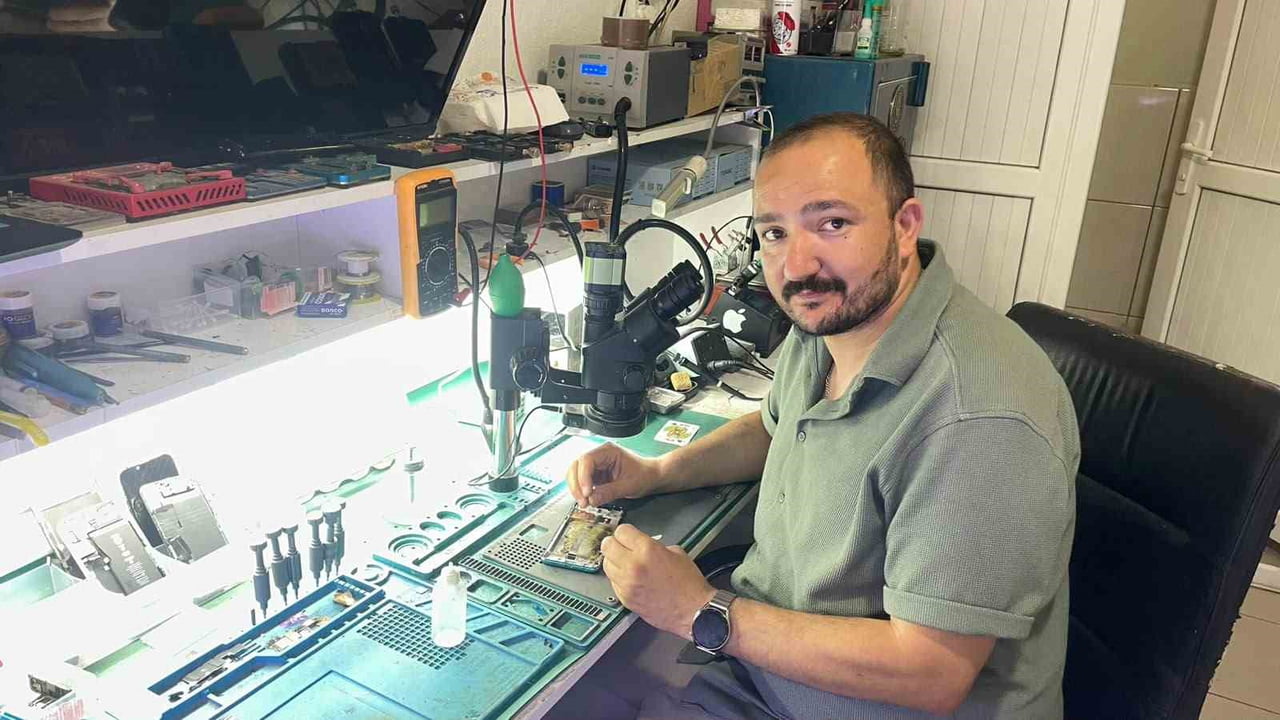 TEKNİK SERVİS SAHİBİ HÜSEYİN NAM, BATARYASINI DEĞİŞTİRMEYE ÇALIŞTIĞI CEP TELEFONUNUN BİRANDA ALEV...
